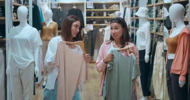 女性朋友服装店试穿时尚服饰 讨论选择 女人的朋友喜欢购物 这反映了现代生活的快乐 — 图库视频影像