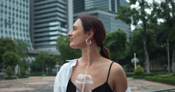 現代の高層ビルの女性は 古くて新しい建築物のバンコクの融合の近くを見ています タイの技術革新の最前線のバンコク — ストック動画