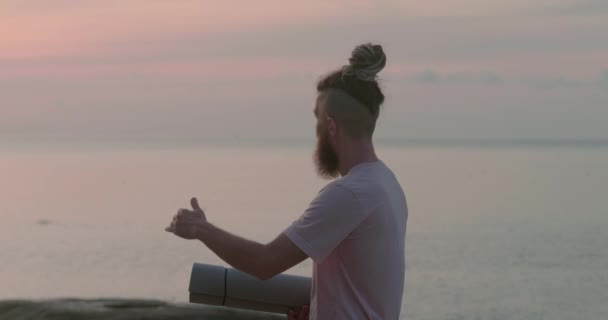 Egzersiz Paspası Tutan Adam Tek Başına Derin Derin Düşünerek Deniz — Stok video