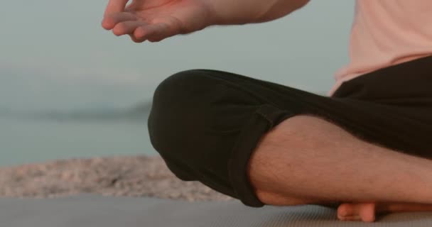 Spiaggia Sera Tramonto Persona Illuminata Meditando Gesto Mudra Vista Frontale — Video Stock