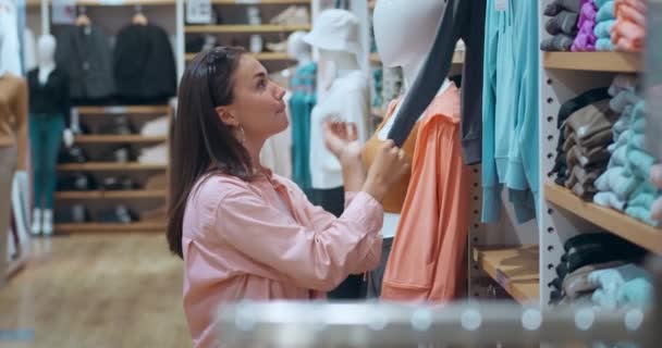 Donna Negozio Abbigliamento Centro Commerciale Scegliendo Abbigliamento Elegante Shopping Stile — Video Stock
