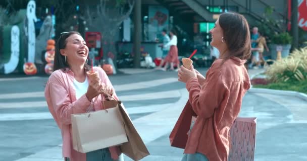 两个女人在街上吃冰淇淋 展示了食物的欢乐 街上的食物带来了笑声 快乐生活的街头食品象征愉快的待遇拥抱甜蜜的时刻快乐的陪伴 — 图库视频影像