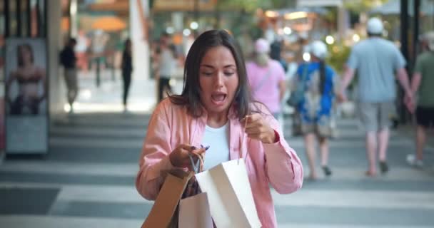 Glückliche Frau Nahaufnahme Einkaufszentrum Zeigt Taschen Ihr Gesicht Strahlend Vor — Stockvideo