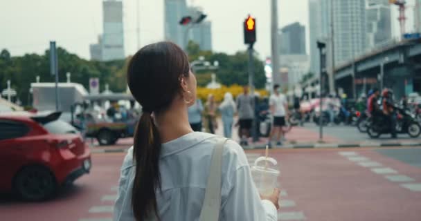活泼的现代都市女人穿过被人群包围的人行横道 人行横道安全通过城市交通人行横道与城市节奏的融合 — 图库视频影像