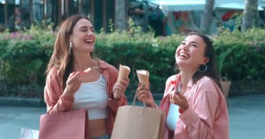 Caddedeki iki kadın dondurma yemekten zevk alıyor. Dondurma, tatlı hayatı sembolize eder. Dondurma tadı keyifli bir yoldaşlık mutluluğu paylaşma mutluluğu zevki tatma zevki