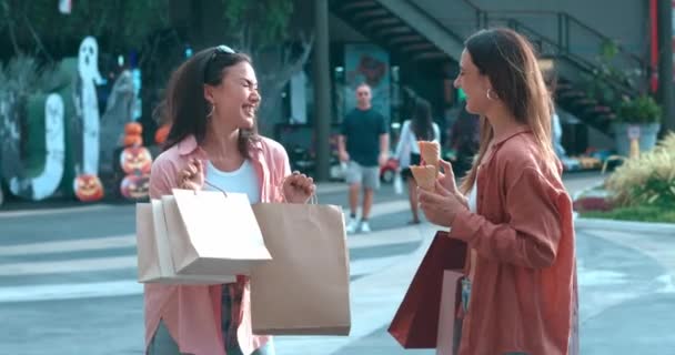 城市街道上的妇女们都喜欢吃冰淇淋带来的冷冻食品 — 图库视频影像