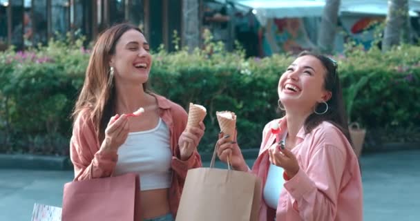 Caddedeki Iki Kadın Dondurma Yemekten Zevk Alıyor Dondurma Tatlı Hayatı — Stok video