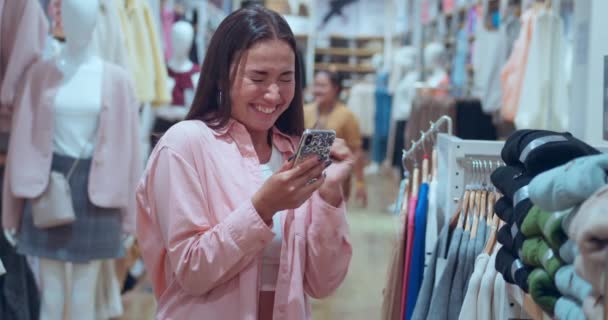 Shoppings Loja Roupas Mulheres Alegria Visível Como Ela Textos Smartphone — Vídeo de Stock
