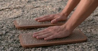 Meditasyon pratiği, elleri çivili tahtalarda meditasyondaki zihinsel dayanıklılığa yakın bir ahit. Meditasyon uygulamasında fiziksel zorlukların bütünleşmesi meydan okuma ve sükunet uyumu