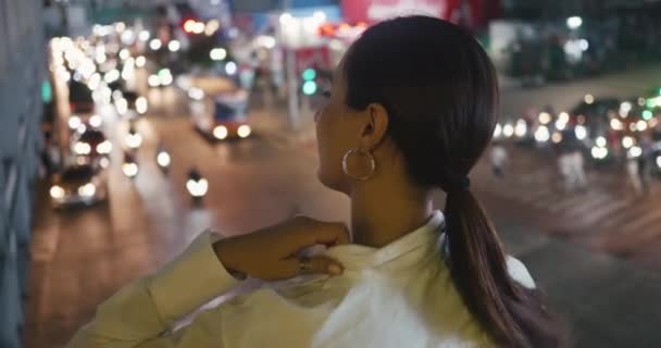 夜幕降临时 女人看着现代城市生动的交通回顾特写交通标志着持续不断的流动 城市里未来派城市的交通编织织物总是醒着的 — 图库视频影像
