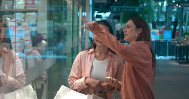 Boltok Plázában Rabul Ejtik Nőket Akik Vásárlásokról Beszélnek Boltok Felfedik — Stock videók