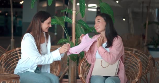 Žena Sedící Lavičce Ukazuje Nové Oblečení Její Přítel Nové Oblečení — Stock video