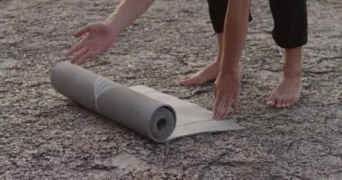 Eller, meditasyon için yoga minderini açıyor. Doğa meditasyonları için yoga minderi vakfını kapatıyoruz. Yoga hasırı zihin sağlığını açık hava sükuneti ile uyumlu hale getiriyor.