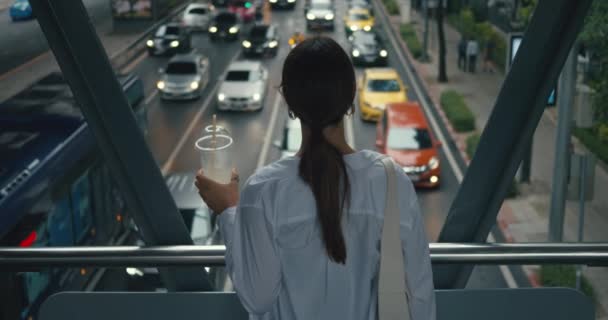 Woman Modern Glass Overhead Crossing Looking Traffic Urban Life Unfolding — Stock Video