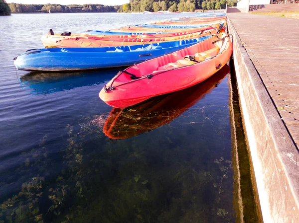 Grupo Kayaks Colores Rojo Azul Flotando Lago Con Sus Reflejos — Foto de Stock