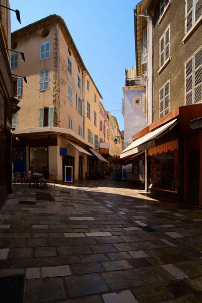 在一个阳光明媚 色彩温暖的夏天 你可以看到赫雷斯古城的行人和商店 — 图库照片