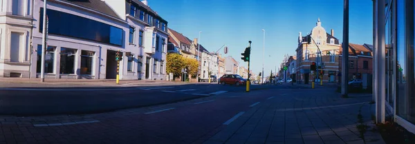 賑やかな街のパノラマビュー 低角度から交通信号で照らされた建物 交差点 通路車 — ストック写真