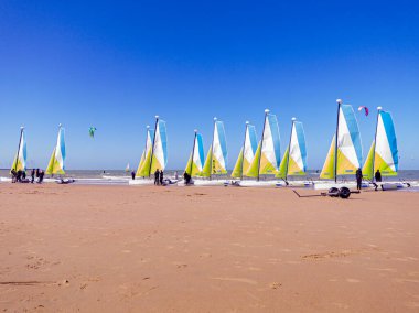 Kumsal açık gökyüzü tekneleri sakin denizi sakin bir yaz manzarası kuzey denizinde.
