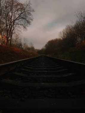 Demiryolu parça bir sisli sabahı.