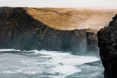 Resimli sonbahar Dyrholaey Burnu ve Reynisfjara okyanus siyah volkanik kumsal manzaralı kaya oluşumları. Vik, Güney İzlanda. Yüksek kalite fotoğraf