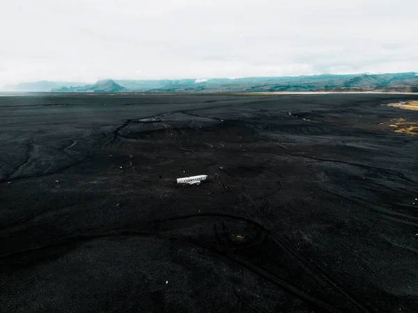 黒砂Solheimasandurビーチで墜落した軍用機 アメリカ海軍のDc 3スーパーバス事故がアイスランドに上陸した Solheimasandurビーチ 町ヴィックに近い 高品質の写真 — ストック写真