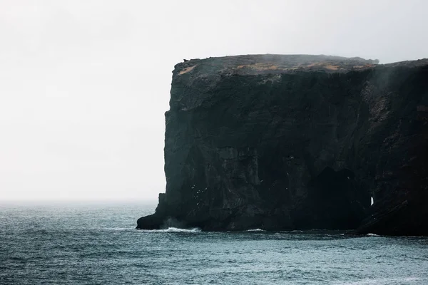 风景如画的秋天 Dyrholaey角和岩石形成从里尼斯法拉海黑色火山灰海滩观看 Vik 南冰岛 高质量的照片 — 图库照片
