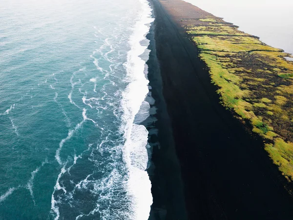 Вулканический Черный Пляж Видом Рейханлы Волны Разбиваются Берег Черного Песка — стоковое фото