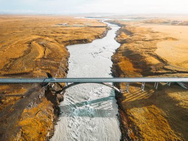Parlak mavi nehir, soğuk bir günde İzlanda anakarasından geçer. Yüksek kalite fotoğraf