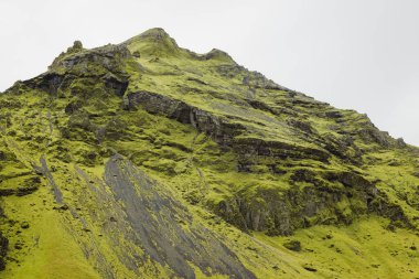 İzlanda 'ya - Eylül ayında İzlanda Atlantik' in güney kıyısındaki Katla Geopark 'taki Skogafoss şelalesi yakınlarındaki volkanik dağların yamacına. Yüksek kalite fotoğraf