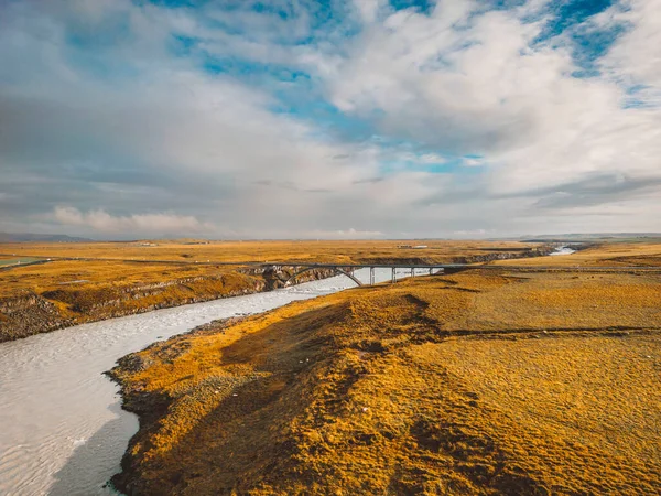 Jasnoniebieska Rzeka Płynąca Pod Korytem Mostu Islandia Kontynentalna Jesienią Chłodny — Zdjęcie stockowe