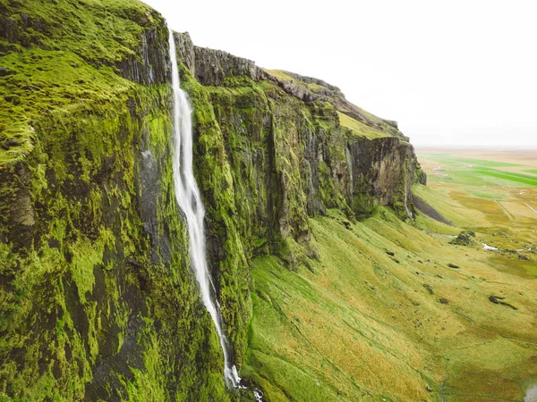 아이슬란드의 폭포수 자연은 아이슬란드의 배경을 여름에 인기있는 명소로 아이슬란드가 고품질 — 스톡 사진