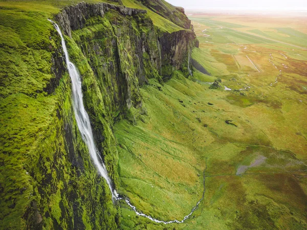 아이슬란드의 폭포수 자연은 아이슬란드의 배경을 여름에 인기있는 명소로 아이슬란드가 고품질 — 스톡 사진