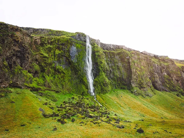 アイスランドの滝自然旅行の風景アイスランドの自然を背景に 南アイスランドで人気の観光名所夏の休暇先 高品質の写真 — ストック写真