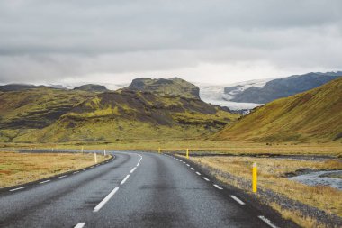 İzlanda 'da yol ve dağ manzarası. Sonbahar zamanı sisli bir manzara. Yüksek kalite fotoğraf