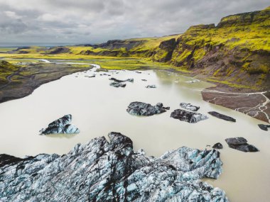İzlanda 'daki devasa Svinafellsjokull Buzulu' nun ve küresel ısınmanın yol açtığı lagünün güzel hava manzarası. Yüksek kalite fotoğraf
