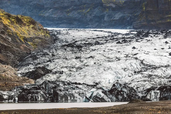추위에 아이슬란드 자연의 아름다움으로 산들의 아름다운 고품질 — 스톡 사진