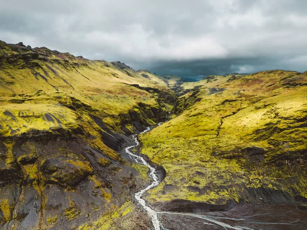 Widok Lotu Ptaka Islandzkie Koryto Rzeki Rzeka Przepływająca Przez Wulkaniczny — Zdjęcie stockowe
