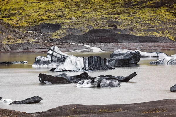 アイスランドの大規模な氷河と地球温暖化によって引き起こされるラグーンの美しい空中ビュー ジョクルサロン — ストック写真