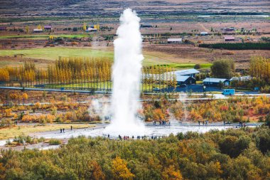 En büyük aktif gayzer Strokkur 'un turistlerin Altın Daire, İzlanda' da beklediği etkileyici bir patlaması. Büyük gayzer, İzlanda 'nın kaplıcaları. Yüksek kalite fotoğraf