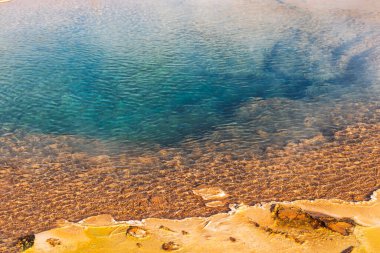 İzlanda 'da gayzer kaplıcası. Etrafta kimse yok. Sıcak su, doğal kaynak.. 
