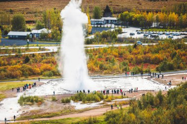 En büyük aktif gayzer Strokkur 'un turistlerin Altın Daire, İzlanda' da beklediği etkileyici bir patlaması. Büyük gayzer, İzlanda 'nın kaplıcaları. Yüksek kalite fotoğraf