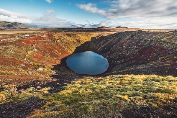 Güneş Doğarken Mavi Gölü Olan Kerid Kraterinin Üst Görüntüsü Altın — Stok fotoğraf