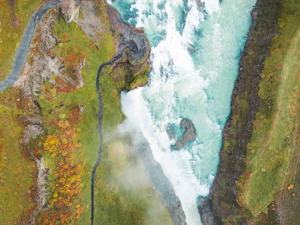 巨大美丽的瀑布古尔佛斯 冰岛著名的地标 河流发泡的同时从瀑布上滑落下来 游客走过去 从一个角度看瀑布 高质量的照片 — 图库照片
