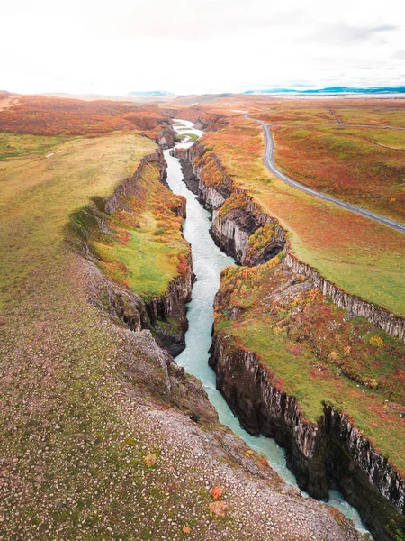 아이슬란드 거대하고 아름다운 아래로 떨어지면서 거품이 흐르는 관광객들은 번둘러보면서 폭포를 — 스톡 사진