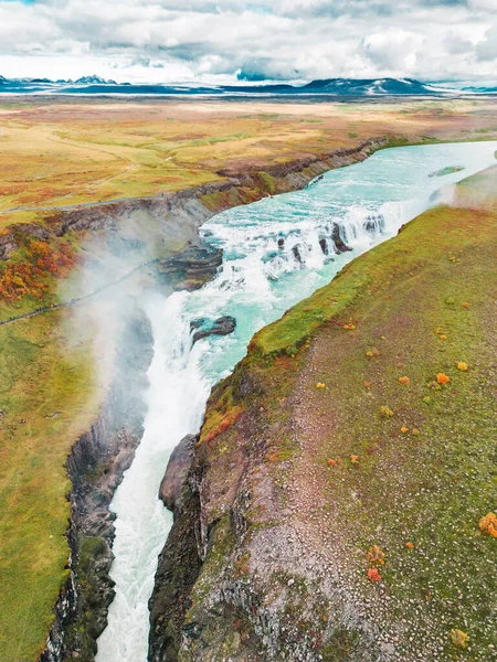 Hatalmas Gyönyörű Vízesés Gullfoss Híres Mérföldkő Izlandon Folyó Habzik Miközben — Stock Fotó