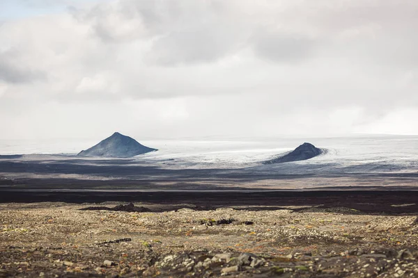 아이슬란드 해안의 구름낀 날입니다 바다는 모습으로 보인다 — 스톡 사진