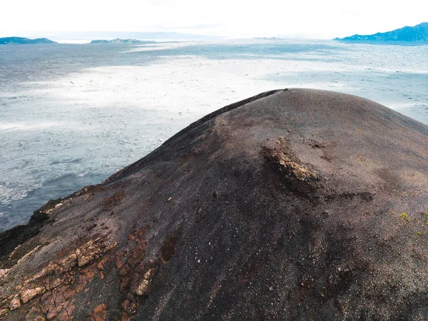 Távoli Vulkanikus Földek Valahol Izlandon Körülvéve Élénk Zöld Bokrokkal Vulkáni — Stock Fotó