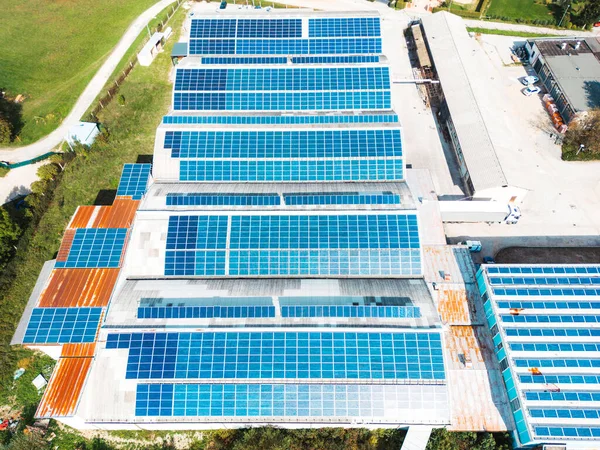 Sonnenkollektoren Auf Dem Dach Eines Großen Industriegebäudes Oder Einer Lagerhalle — Stockfoto