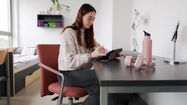 Mladá Běloška Studentka Studující Zkoušku Svém Pokoji Koleji Sedí Stolu — Stock video