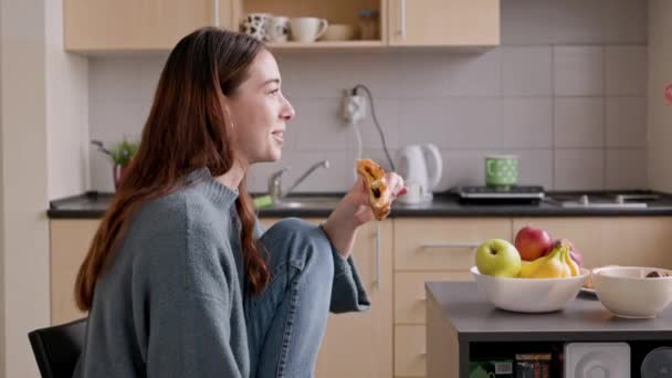 Junge Kaukasische Frau Studentin Die Der Wohnheimküche Ein Schokocroissant Isst — Stockvideo